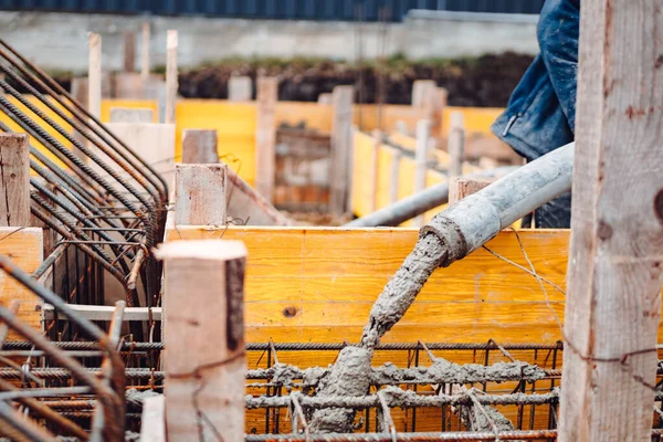 Betonowe Prace Placu Budowy Robotnicy Budowlani Wylewają Płynny Beton Betonowego — Zdjęcie stockowe