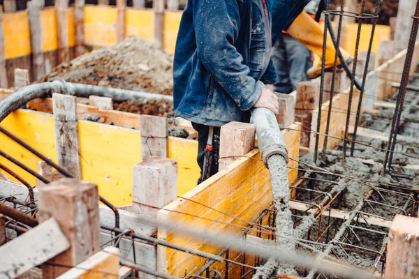 Ev inşaatı sırasında çimento dökülmesi inşaat inşaat inşaat inşaat inşaat inşaat inşaat inşaat inşaat inşaat inşaat inşaat inşaat inşaat beton takviyesi bina yapısı. İnşaatta beton takviyesi için kullanılan çelik çubuklar.. 