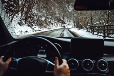 Yeni modern araba kullanan bir adamın portresi. Kış yolları ve bulanık gösterge panelinin ayrıntıları