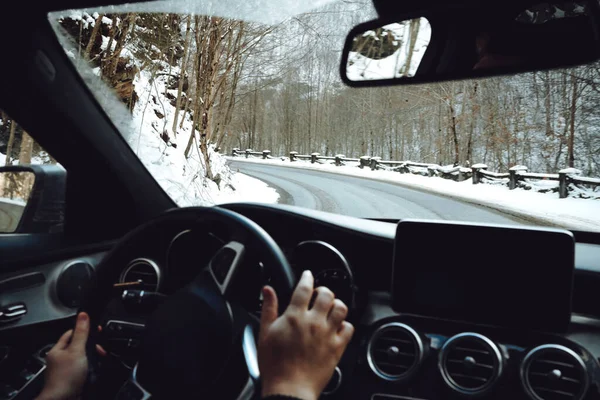Kavkazský Řidič Drží Ruce Volantu Řídí Horské Silnici — Stock fotografie