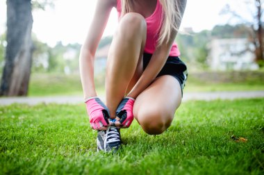 active koşu kadın avcısı, eğitim ve fitness Park'ta spor ayakkabı hazırlanıyor