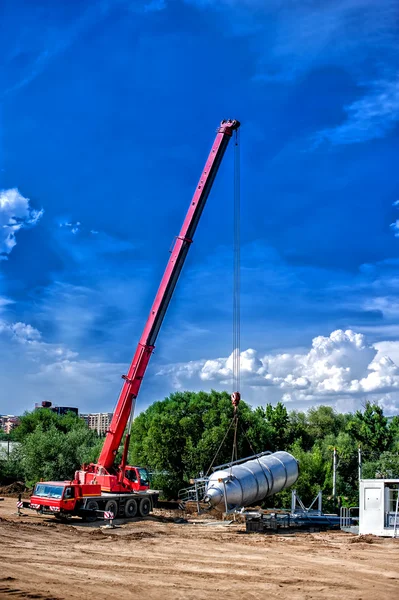 Guindaste industrial móvel instalando uma planta de produção de concreto e cimento — Fotografia de Stock