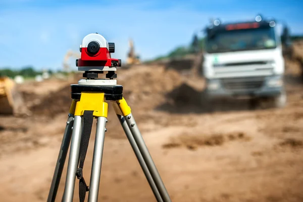 Ingeniørutstyr til landmåling med teodolitt på byggeplassen for veiinfrastruktur – stockfoto