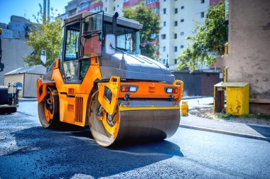 yol, asfalt kaplama üzerinde çalışan ağır tandem Vibrasyonlu Silindir Kompaktör