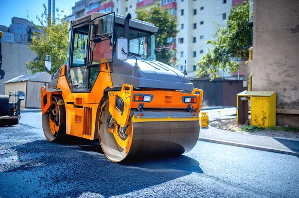 Heavy tándem Compactador de rodillos vibratorios que trabaja en el pavimento de asfalto en la reparación de carreteras — Foto de Stock