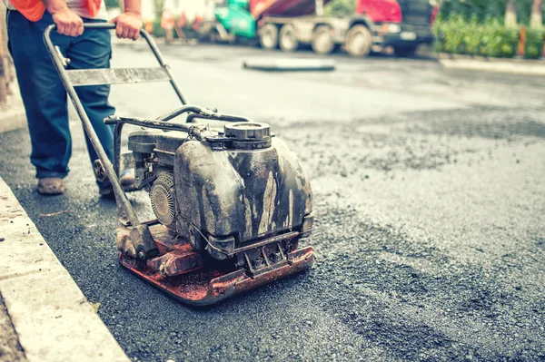 Heavy tándem Compactador de rodillos vibratorios que trabaja en el pavimento de asfalto en la reparación de carreteras —  Fotos de Stock