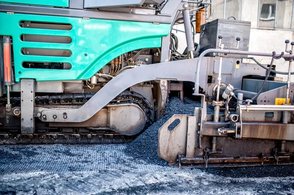 Machine de pavage d'asphalte pendant les travaux de construction et de réparation de routes — Photo