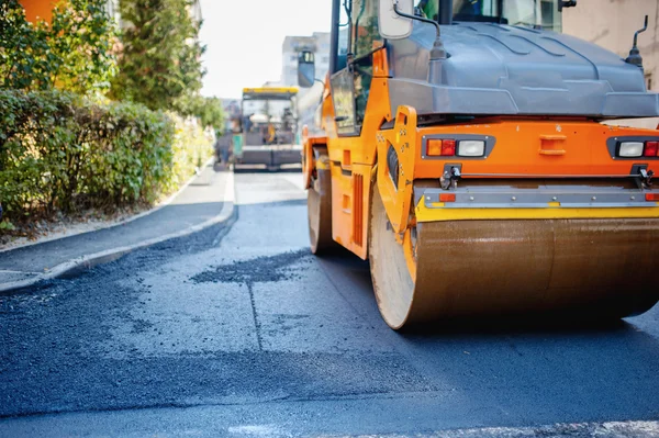 Tandem vibration roller compactor working on asphalt pavement — Stock Image Tandem vibration roller compactor working on asphalt pavement Stock Picture