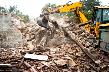 Endüstriyel ekskavatör ve enkaz ve yıkım beton duvarlar bir konteyner içine yükleme buldozer
