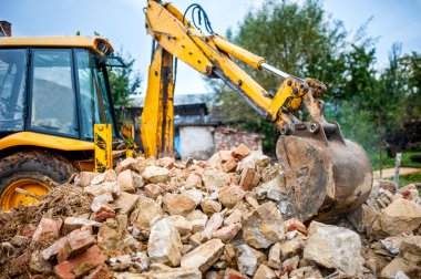 İnşaat atıkları geri dönüşüm buldozer ile Endüstriyel hidrolik Ekskavatör inşaat ve yıkım sitesinde