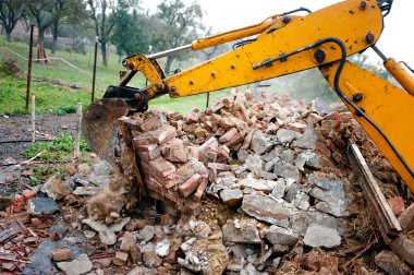 ekskavatör yükleme tuğla ve beton duvarlar yıkım sitede