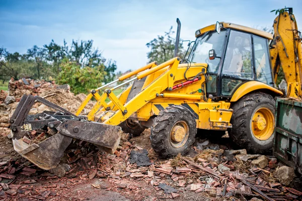 Hydraulic crusher, industrial excavator machinery working on site demolition — Stock Photo, Image