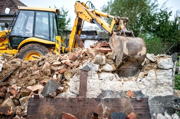 Industrial machinery working with debris and dust, loading a dumper truck — Stock Photo, Image