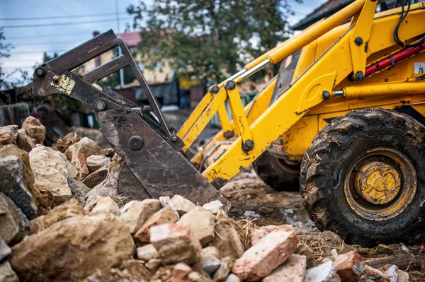 Bulldozer carga residuos de demolición y residuos de hormigón para reciclaje en obra — Foto de Stock