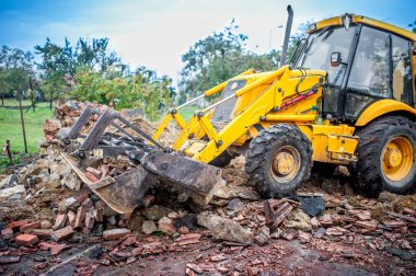 Tuğla ve duvarlar enkaz temizleme yıkım sitesinde çalışma buldozer
