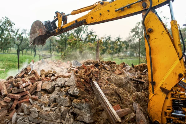 Bulldozer e escavadeira trabalhando no canteiro de obras — Fotografia de Stock