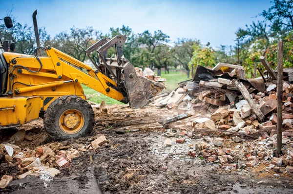 Triturador hidráulico bulldozer, máquinas escavadoras industriais que trabalham na demolição local — Fotografia de Stock