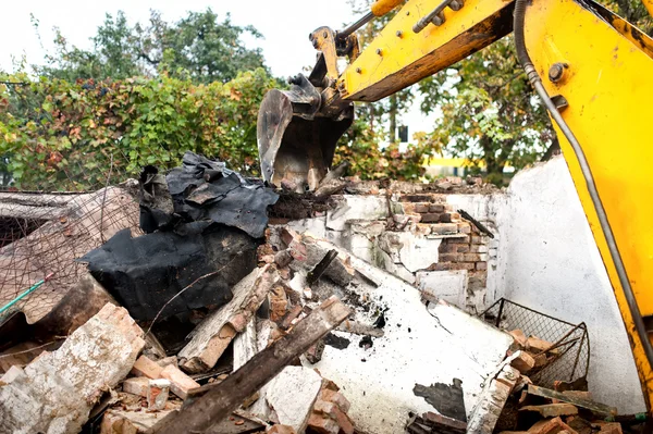 Seau bulldozer ou une pelle travaillant sur le chantier de construction — Photo