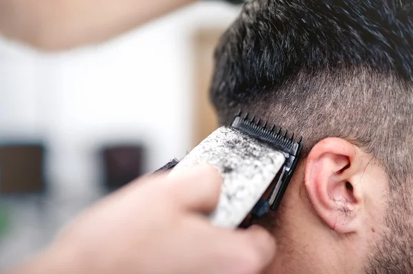 Mannen hairstyling en haircutting met haartrimmer in een kapper winkel of haar salon — Stockfoto