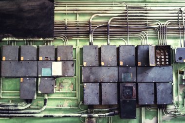 Sigortalar ve Metalurji Fabrikası'nda denetleyicisi odasında müteahhitler ile elektrik paneli
