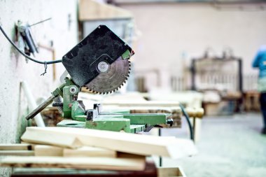 Ahşap ve metal fabrika sanayi aracında, bileşik gönye keskin, dairesel bir bıçak gördüm.