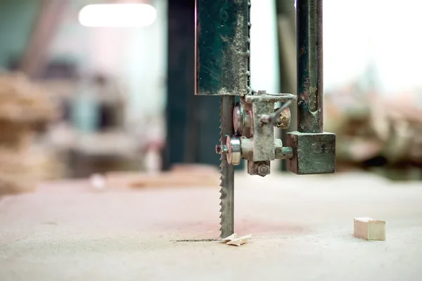 Βιομηχανική ξύλινος κόπτης συναρμολογούνται για άλεση εργαλείο. Μηχανουργικός Τόρνος με κόφτη ως ένα τρυπάνι — Φωτογραφία Αρχείου