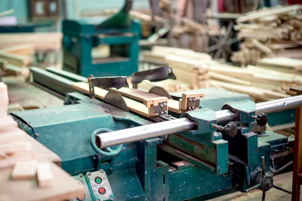 Fábrica de madera y muebles, fábrica industrial con herramientas y objetos — Foto de Stock