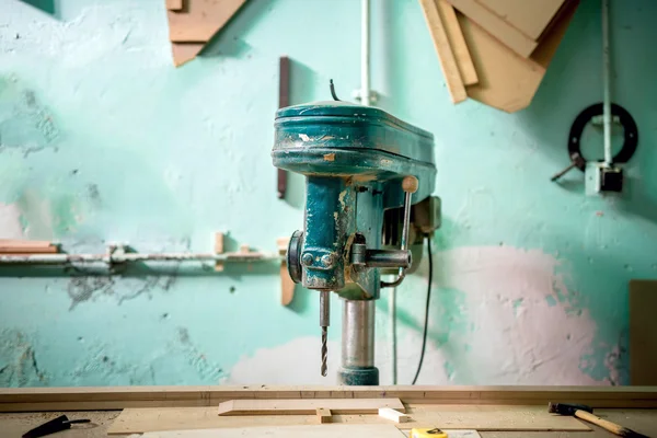 Fábrica de madera con herramienta de perforación y fresado industrial. Fábrica de muebles antiguos con herramientas vintage — Foto de Stock