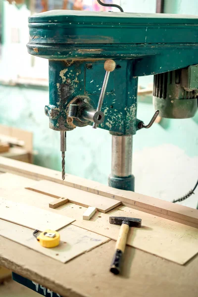 Impianto di produzione di mobili, fabbrica con perforazione industriale e fresatura macchinari meccanici — Foto Stock