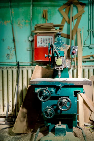 Ferramenta de perfuração de metal industrial na fábrica. Máquinas industriais de metal, ferramentas de produção e fabricação — Fotografia de Stock