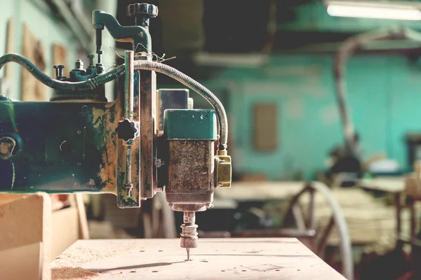 Herramienta de torno industrial, herramienta de perforación y fresado, taladro de hierro en acción en la fábrica de acero y metal. efecto vintage — Foto de Stock
