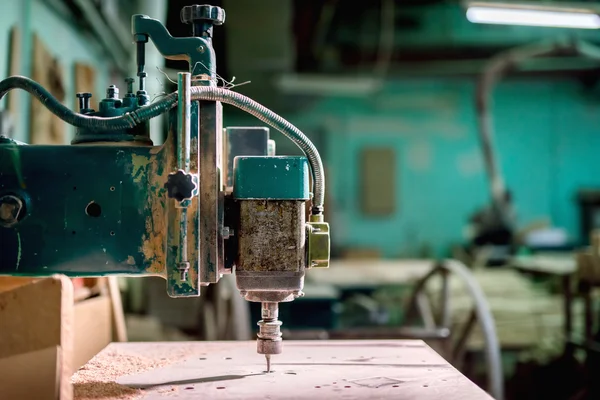 Промышленный токарный инструмент, сверло-фрезерный инструмент, чугунная дрель в действии на металлургическом заводе — стоковое фото