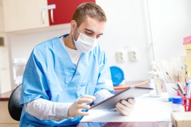 Biyokimya, adli tıp deneyleri için teknolojisini kullanarak tablet vasıl seyir araştırma bilim adamı