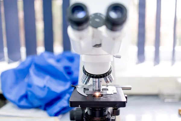 Microscope de laboratoire chimique, outils et gadgets. Matériel de recherche scientifique et de soins de santé — Photo