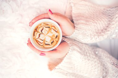 Bir fincan sıcak kahve, holding kadın eller espresso kış, soğuk bir gününde. En iyi, yumuşak vintage etkisi görüntülemek