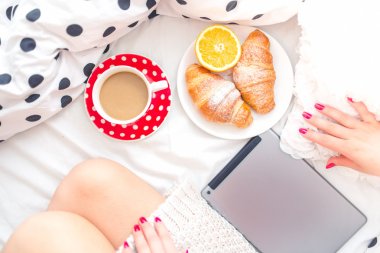 Kadın yatakta tablet, Kahvaltı ve kahve, bir Pazar sabahı rahatlatıcı