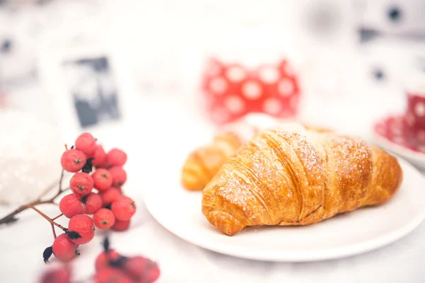 Close-up of fresh baked butter croissants as snack or breakfast — Stock Photo, Image