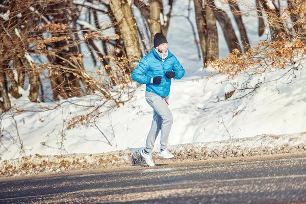 Atleta muscolare che lavora all'aperto in una fredda giornata invernale — Foto Stock