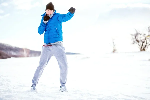 Boxtraining im Schnee, Fitnesskonzept, Laufen und Training an einem kalten, sonnigen Wintertag — Stockfoto