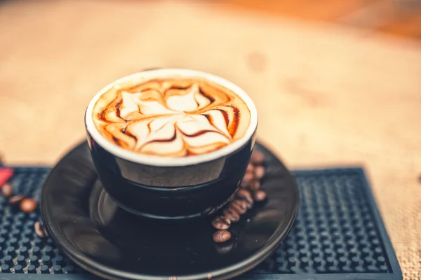 Üstünde belgili tanımlık sayaç yerel barda taze yapılmış kahve süt ile karışık. Yumuşak efekti. — Stok fotoğraf