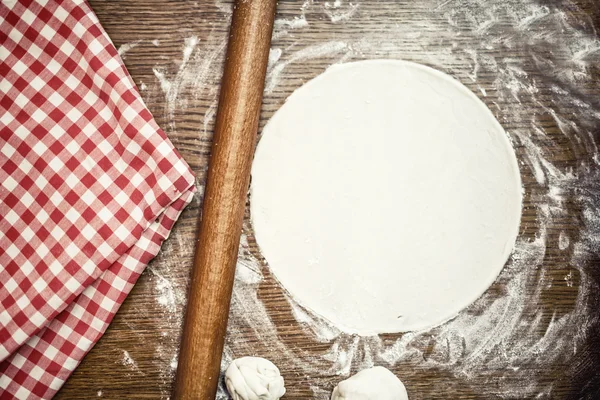 Pâte à pizza parfaite avec des ingrédients frais et biologiques et de la farine sur une table en bois — Photo