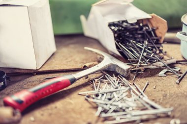 Çekiç ve çivi İnşaat ekipmanı, ahşap tahta üzerinde. Yumuşak, vintage etkisi