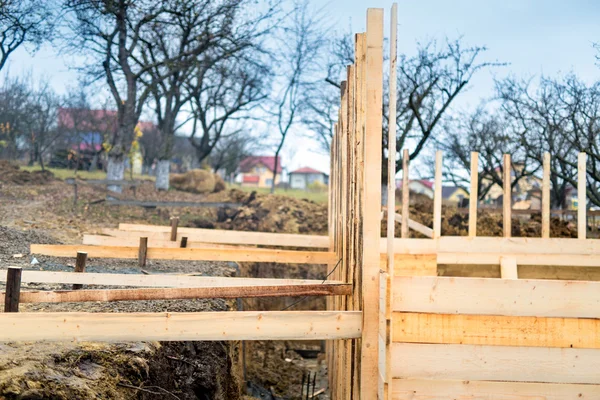 Site in opbouw van nieuwe huis, met hout en hout inlijsten — Stockfoto