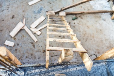 Ahşap merdiven inşaat sitesi, araçları ve beton yenileme üzerinde