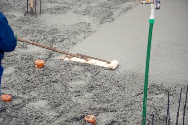 Bina ve ev Vakfı'nda inşaat alanında ilk tabakası taze beton zemin tesviye Mason