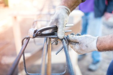 beton dökme için barlar güvenliğini sağlamak için kerpeten ve çelik tel kullanarak alt