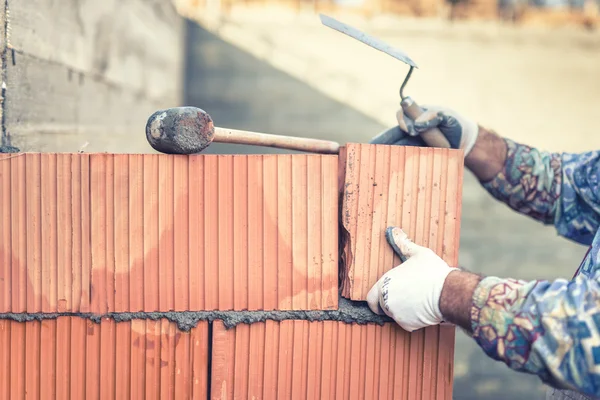 Construcción de muros de construcción de albañil con ladrillos y mortero —  Fotos de Stock