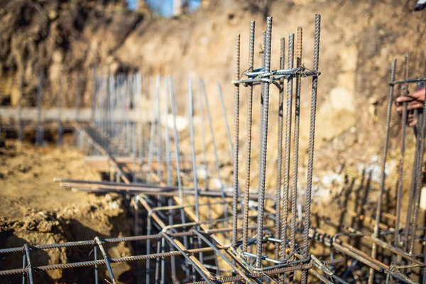 Dettaglio dell'infrastruttura - Barre di acciaio rinforzate sul nuovo cantiere di fondazione — Foto Stock