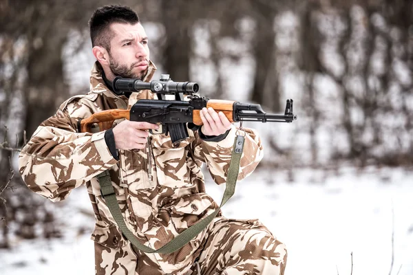 Guard militär man hålla en pistol och skydda marken under drift — Stockfoto