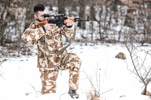Militärmann feuert Maschinengewehr auf Schlachtfeld ab — Stockfoto